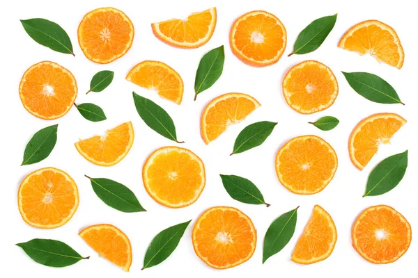 Tranches d'orange ou de mandarine avec feuilles isolées sur fond blanc. Couché à plat, vue de dessus. Composition des fruits — Photo