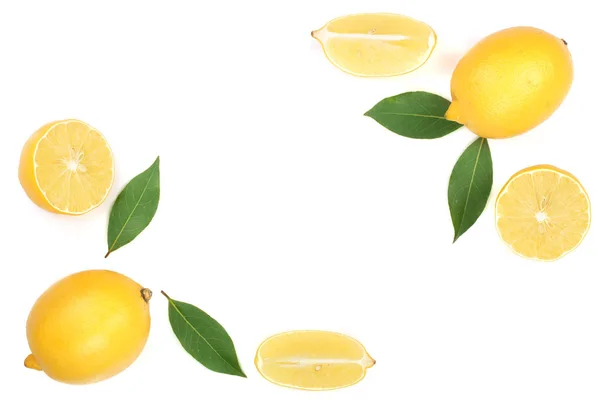 Zitrone mit Blättern und Scheiben isoliert auf weißem Hintergrund mit Kopierraum für Ihren Text. flache Lage, Draufsicht — Stockfoto
