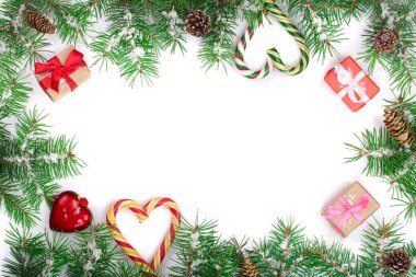 Beyaz arka planda izole edilmiş şeker kamışları ve kutularla dolu firavun ağacı dalının Noel Çerçevesi.