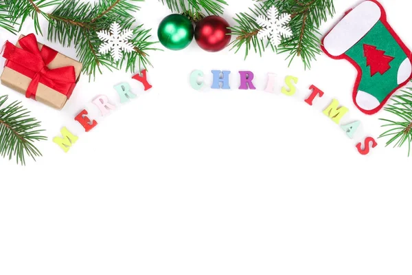 Καλά Χριστούγεννα επιγραφή στο πλαίσιο από κλαδιά έλατο απομονώνονται σε λευκό φόντο με αντίγραφο χώρο για το κείμενό σας — Φωτογραφία Αρχείου