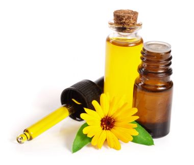 aromaterapi Uçucu yağ kadife çiçeği çiçek izole beyaz arka plan ile