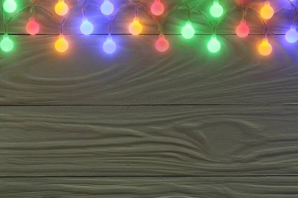 テキストのコピー スペースと暗い背景の木にクリスマス ガーランド ライト。トップ ビュー — ストック写真