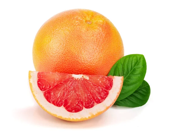 Grapefruit en segment met bladeren geïsoleerd op witte achtergrond — Stockfoto