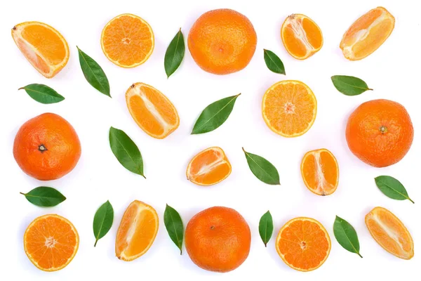 Orange ou mandarine avec des feuilles isolées sur fond blanc. Couché à plat, vue de dessus. Composition des fruits — Photo