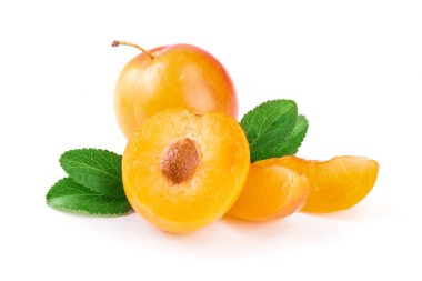 Sarı Erik ve yarım bırakır izole üzerinde beyaz arka plan