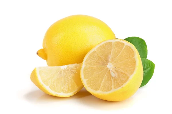 Лимон і скибочка з листям ізольовані на білому фоні — стокове фото