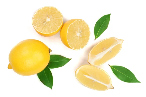 Zitrone und Scheiben mit Blatt isoliert auf weißem Hintergrund. flache Lage, Draufsicht — Stockfoto