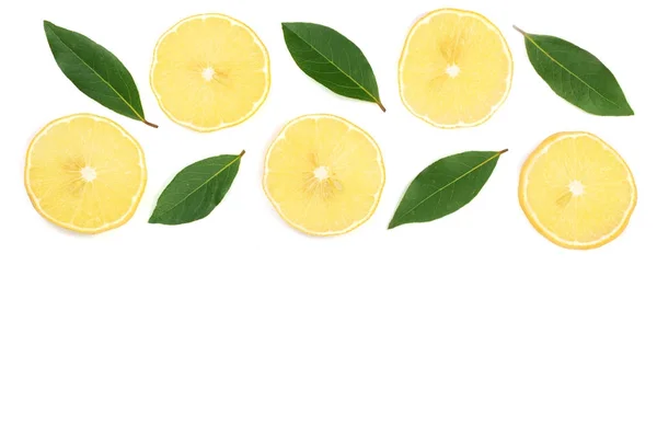 Лимон с листьями и ломтиками изолированы на белом фоне с копированием пространства для текста. Плоский, вид сверху — стоковое фото