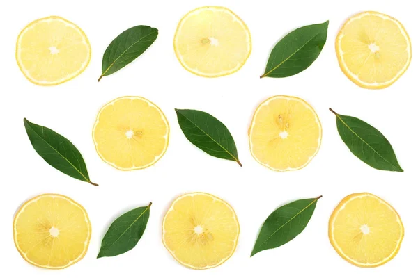 Fette di limone con foglie isolate su fondo bianco. Posa piatta, vista dall'alto — Foto Stock