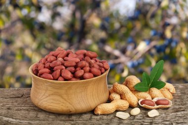 Fıstık yaprak kase bulanık bir bahçe arka plan eski ahşap tablo