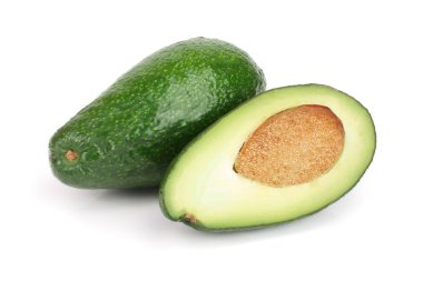 Bütün ve beyaz arka plan yakın çekim izole yarım avokado. Üstten Görünüm