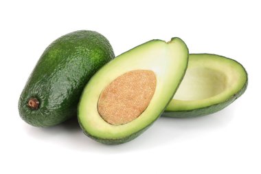 Bütün ve beyaz arka plan yakın çekim izole yarım avokado. Üstten Görünüm