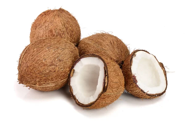 Trois noix de coco entières et deux demi isolés sur fond blanc — Photo