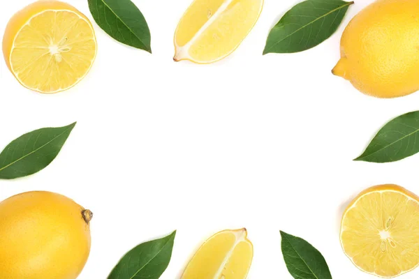 Cadre de citron avec feuilles isolées sur fond blanc avec espace de copie pour votre texte. Couché plat, vue du dessus — Photo