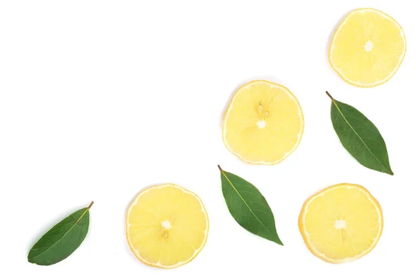 Кусочки лимона с листьями изолированы на белом фоне с копировальным пространством для текста. Плоский, вид сверху — стоковое фото