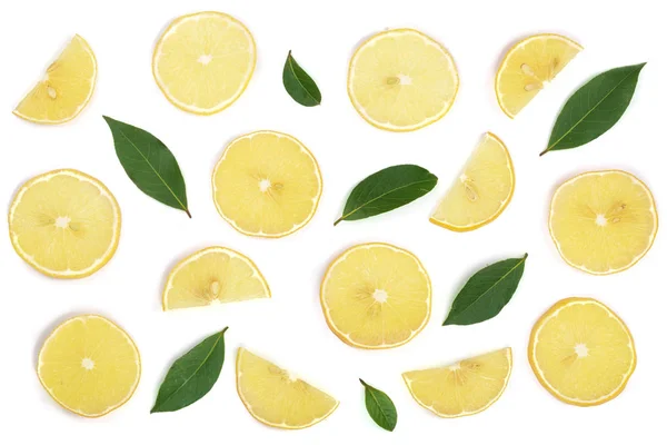Fatias de limão com folhas isoladas no fundo branco. Deitado plano, vista superior — Fotografia de Stock