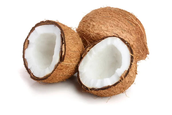 Noix de coco entières et demi isolées sur fond blanc — Photo