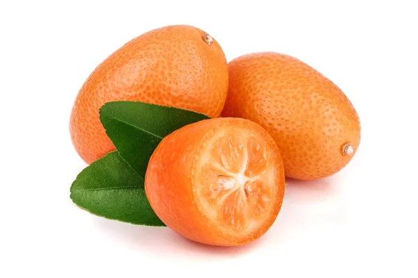 Cumquat o kumquat con hoja aislada sobre fondo blanco de cerca —  Fotos de Stock
