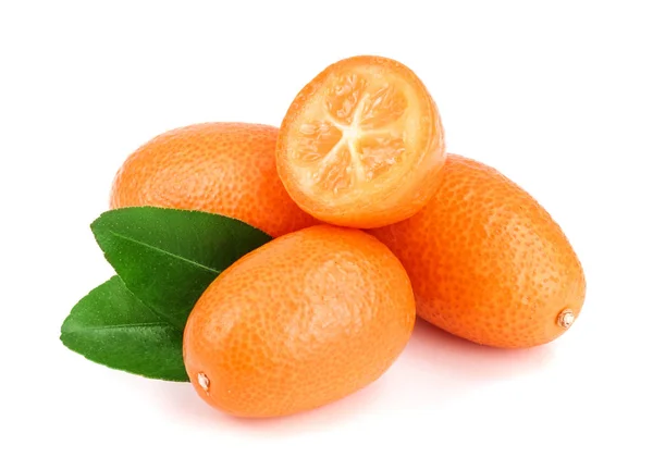 Cumquat o kumquat con foglia isolata su sfondo bianco primo piano — Foto Stock