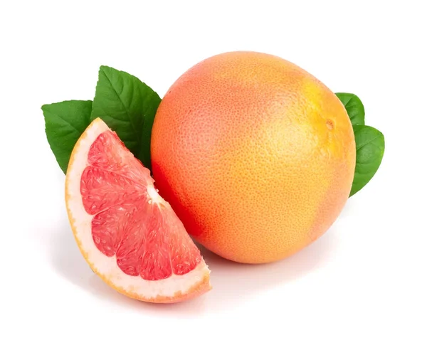 Grapefruit und Scheibe mit Blättern isoliert auf weißem Hintergrund — Stockfoto