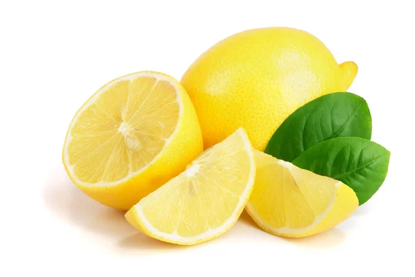 Лимон і скибочка з листям ізольовані на білому фоні — стокове фото