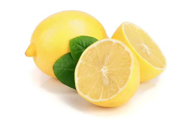 Лимон и ломтик с листом изолированы на белом фоне — стоковое фото