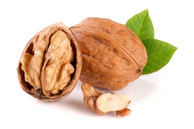 Beyaz arkaplanda yapraklı cevizler