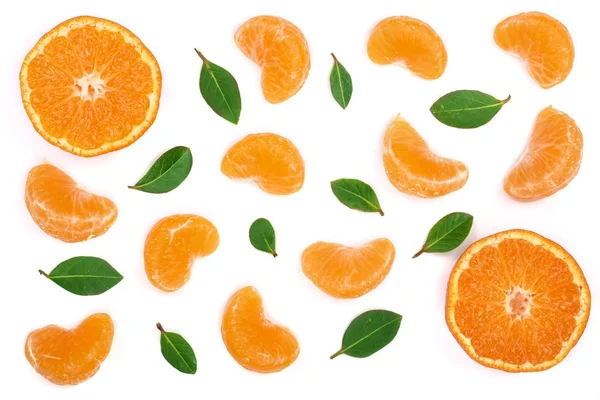 Lobules de mandarine ou de mandarine avec feuilles isolées sur fond blanc. Couché à plat, vue de dessus. Composition des fruits — Photo