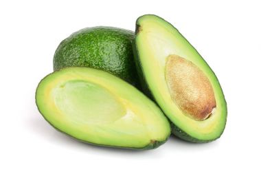 Bütün ve beyaz arka plan yakın çekim izole yarım avokado. Üstten Görünüm