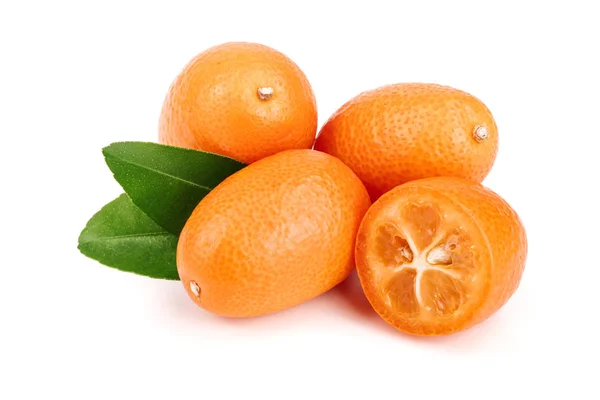 Cumquat o kumquat con foglia isolata su sfondo bianco primo piano — Foto Stock