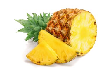 Beyaz arkaplanda dilimleri olan ananas