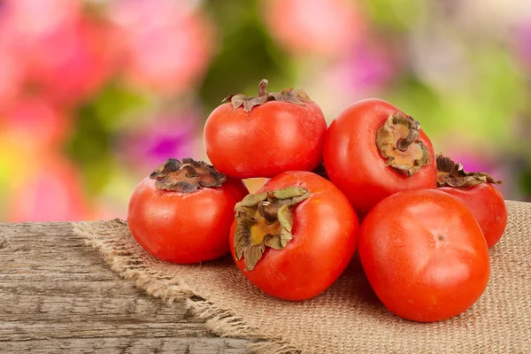 Kaktusfrucht auf Holztisch mit verschwommenem Gartenhintergrund — Stockfoto