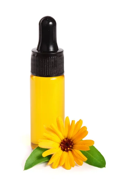 Aceite esencial de aromaterapia con flores de caléndula fondo blanco aislado — Foto de Stock