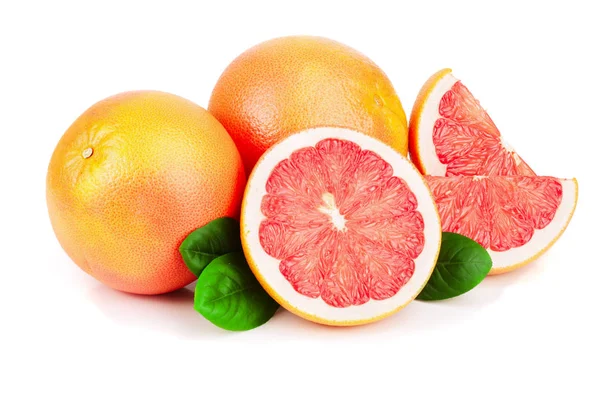 Pomelo y rodajas con hojas aisladas sobre fondo blanco —  Fotos de Stock