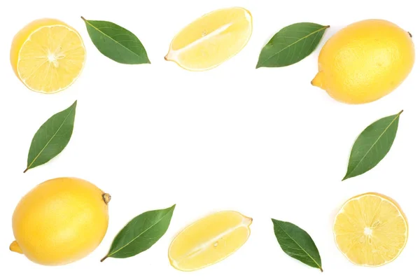 Cadre de citron avec feuilles isolées sur fond blanc avec espace de copie pour votre texte. Couché plat, vue du dessus — Photo