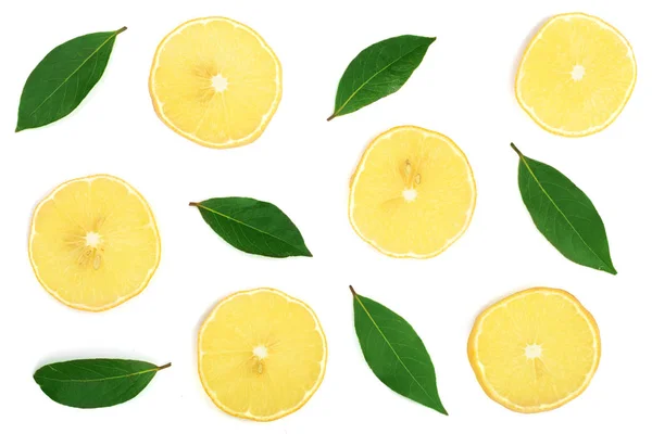 Fette di limone con foglie isolate su fondo bianco. Posa piatta, vista dall'alto — Foto Stock
