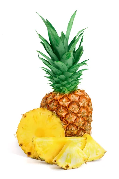 Ananas met plakjes geïsoleerd op witte achtergrond — Stockfoto