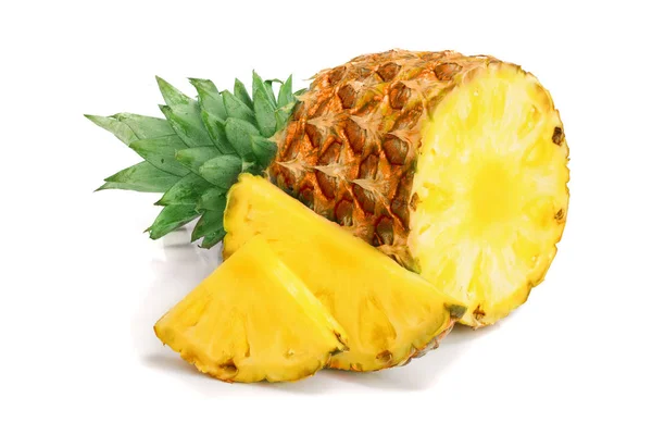 Ananas met plakjes geïsoleerd op witte achtergrond — Stockfoto