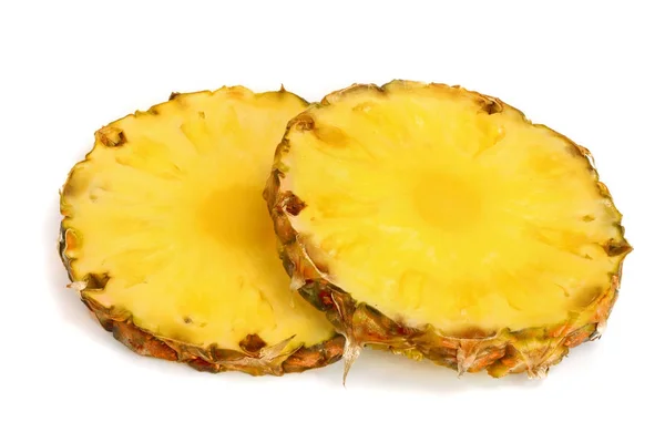 Шматочки ананаса ізольовані на білому фоні крупним планом — стокове фото