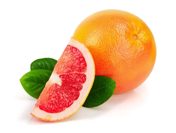 Grapefruit en segment met bladeren geïsoleerd op witte achtergrond — Stockfoto