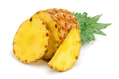 Beyaz arkaplanda dilimleri olan ananas