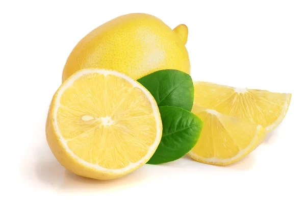 Zitrone und Scheibe mit Blatt isoliert auf weißem Hintergrund — Stockfoto
