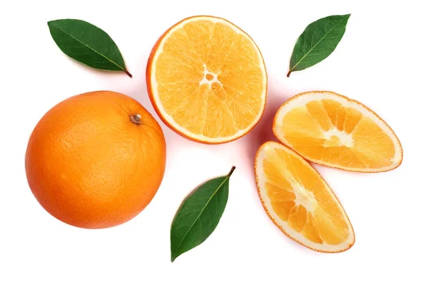 Oranje met slice en blad geïsoleerd op de witte achtergrond. Plat lag patroon. Bovenaanzicht — Stockfoto