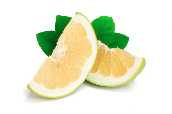 Fatias de Citrus Querida ou Pomelit, oroblanco com folha isolada sobre fundo branco close-up — Fotografia de Stock