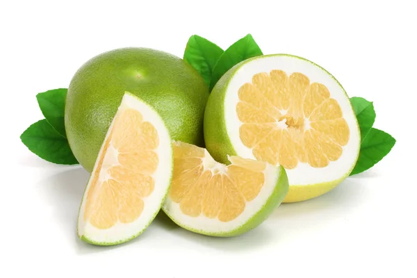 Citrus Querida ou Pomelit, oroblanco com fatias e folhas isoladas sobre fundo branco close-up — Fotografia de Stock