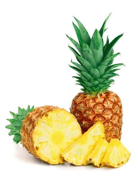 Ananas met plakjes geïsoleerd op witte achtergrond — Stockfoto