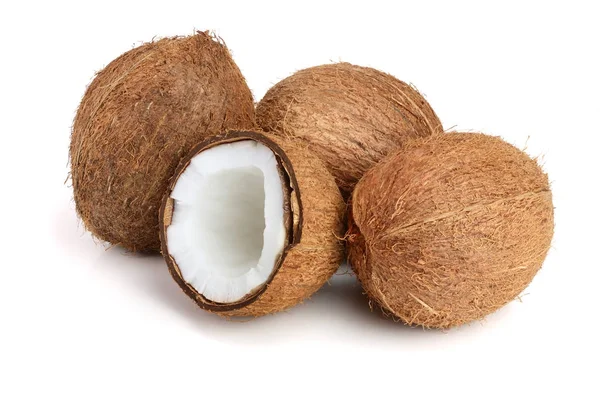 Три целых кокоса и половина изолированы на белом фоне — стоковое фото