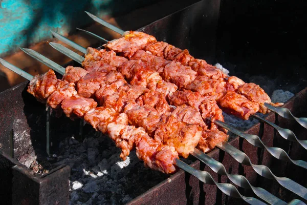 Nyárs vagy saslik barbecue grill grillezés. Szelektív összpontosít — Stock Fotó