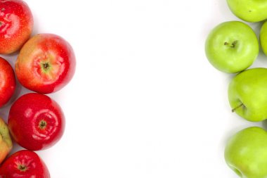 izole kopya alanı metni, üstten görünüm beyaz zemin üzerine kırmızı ve yeşil elma. Düz yatıyordu desen