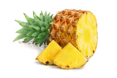 Beyaz arkaplanda dilimleri olan ananas